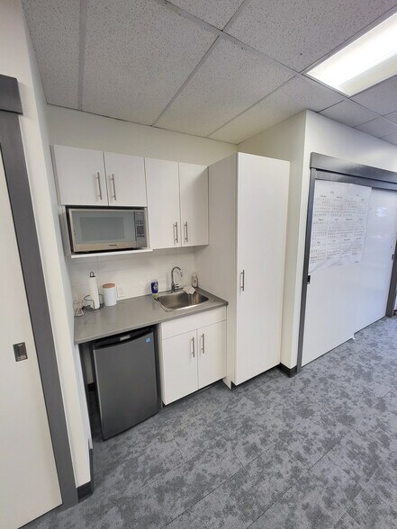 More Photos Of 2725 12th St NE, Calgary Office For Lease