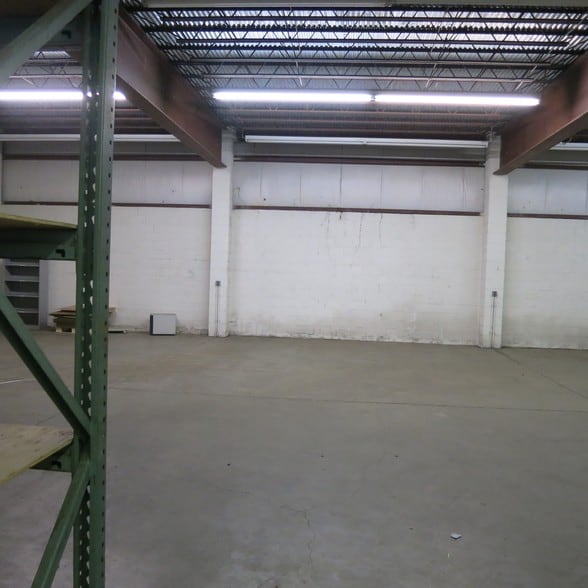 More Photos Of 205 E 1st Ave, Roselle Warehouse For Lease