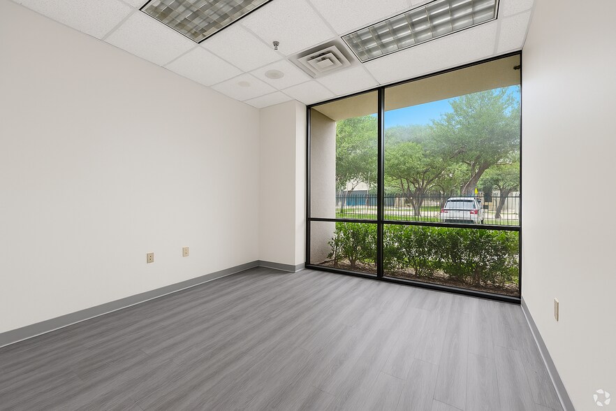 More Photos Of 7920 Elmbrook Dr, Dallas Medical For Lease