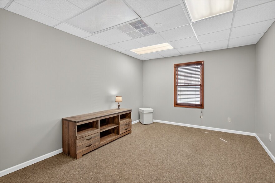 More Photos Of 638 Main St, Columbia Office For Sale