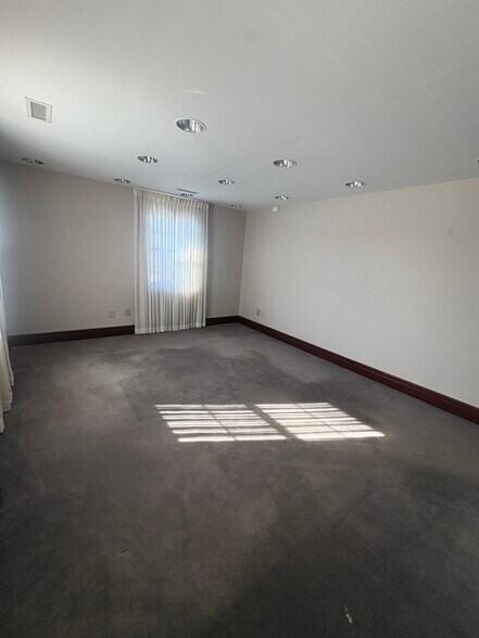 More Photos Of 1130 Vester Ave, Springfield Medical For Lease