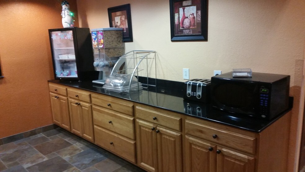 More Photos Of 3040 5th Ave S, Fort Dodge Hotel For Sale