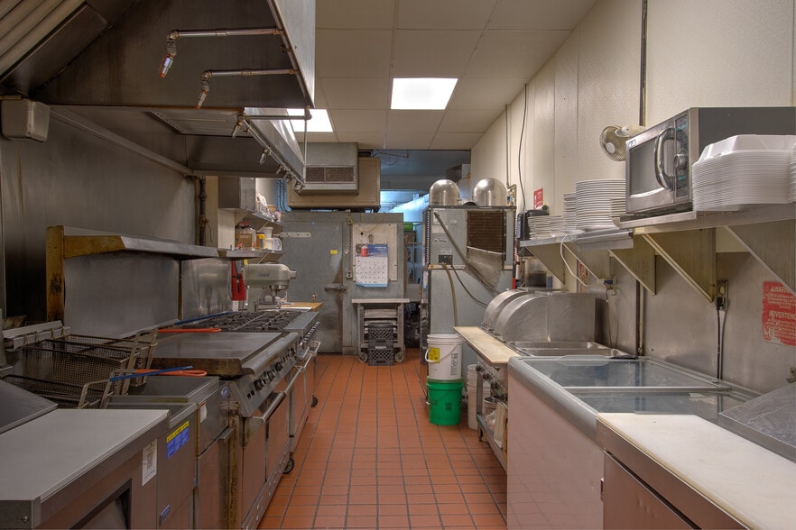 More Photos Of 118 Main St S, Cambridge Storefront For Sale