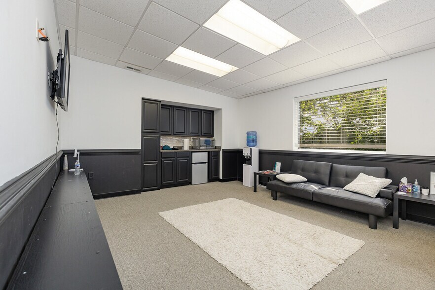 More Photos Of 100 Industrial Dr, Fredericksburg Showroom For Sale