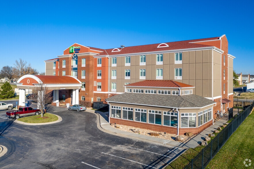 Primary Photo Of 12801 S 71 Hwy, Grandview Hotel For Sale