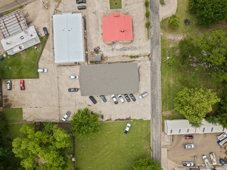 More Photos Of 107 E 11th St, Mount Pleasant Office For Sale