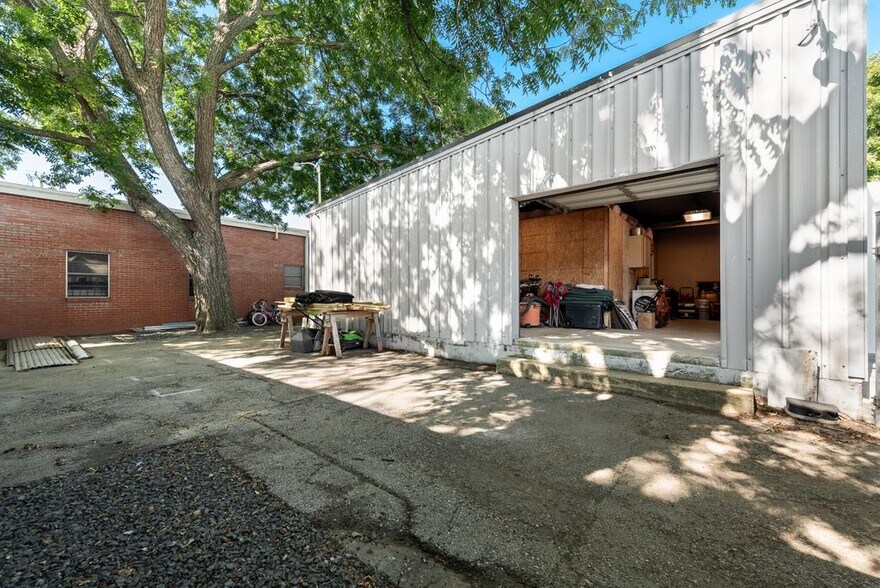 More Photos Of 407 W Main St, Waxahachie Freestanding For Sale