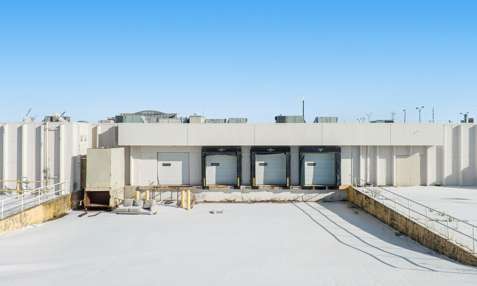 More Photos Of 1607 36th St, Peru General Retail For Sale