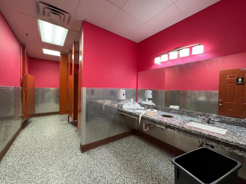 More Photos Of 1906-1908 N Frazier St, Conroe Health Club For Lease
