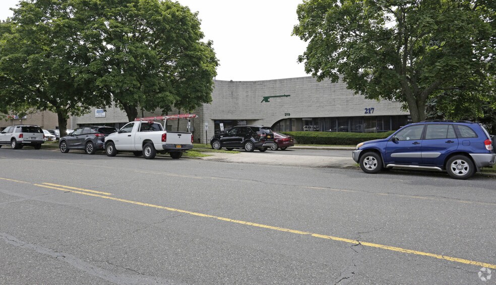 More Photos Of 217-225 Central Ave, Farmingdale Warehouse For Lease