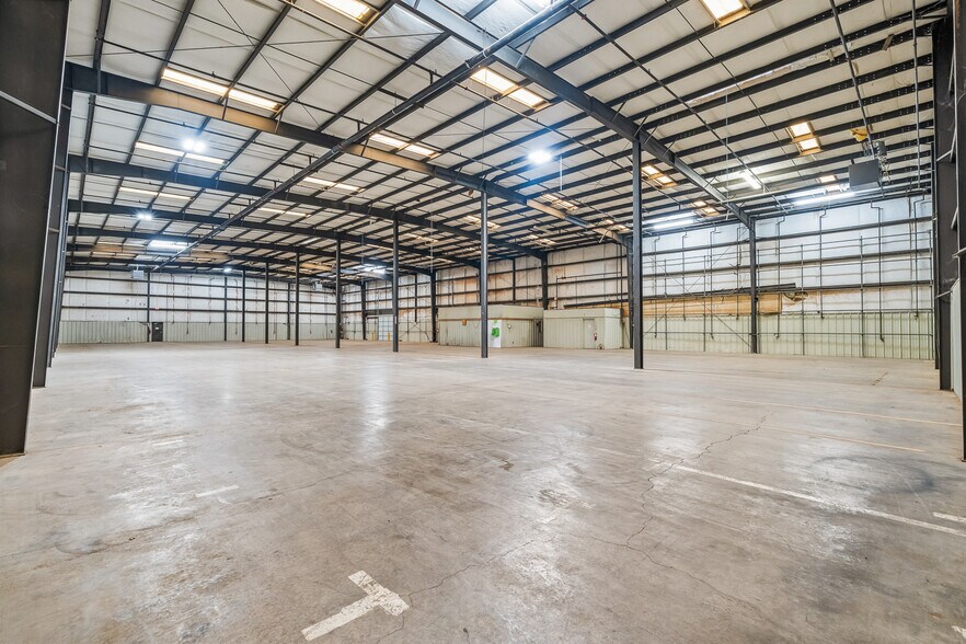 More Photos Of 2307 N Tx-289-loop, Lubbock Truck Terminal For Lease