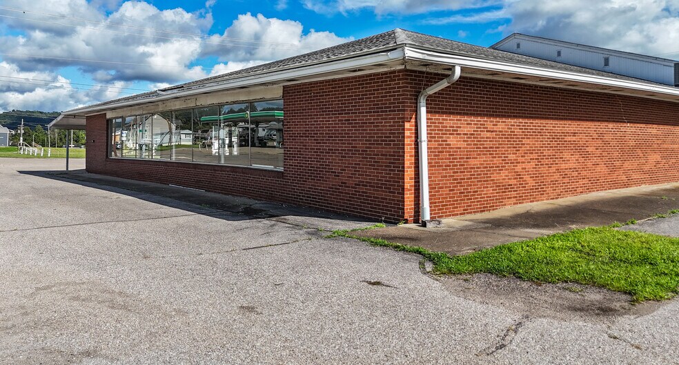 More Photos Of 38140 OH-7, Newport Showroom For Sale