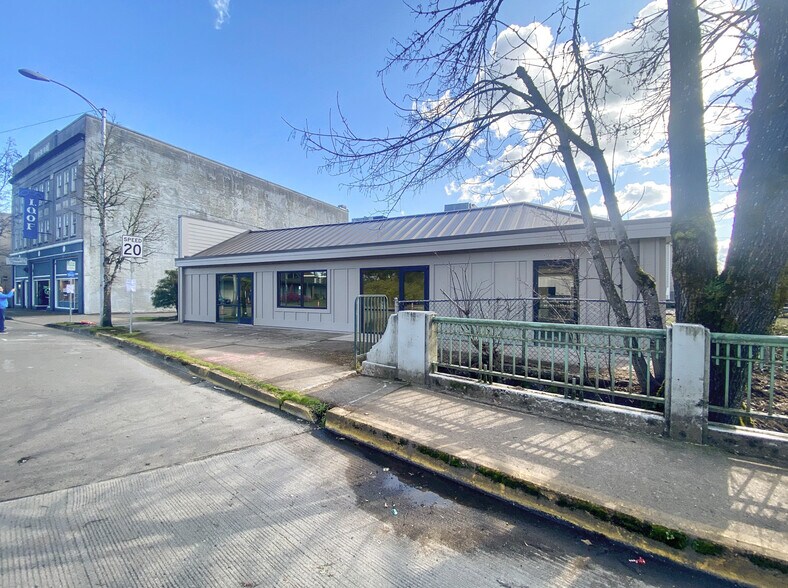 More Photos Of 303 E Main St, Cottage Grove Freestanding For Lease