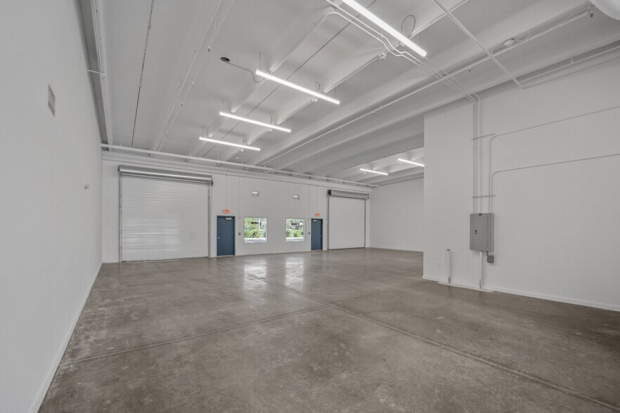 More Photos Of 4760 Woolbright Rd, Village Of Golf Flex For Lease