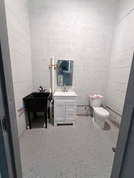 More Photos Of 21 Nursery Ln, Rye Warehouse For Lease