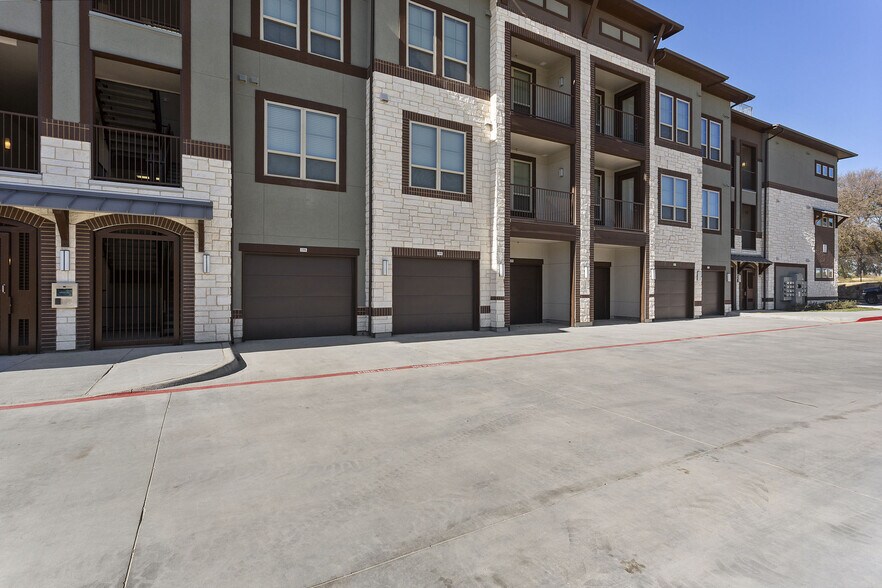 More Photos Of 900 Cinema Dr, Hudson Oaks Apartments For Lease