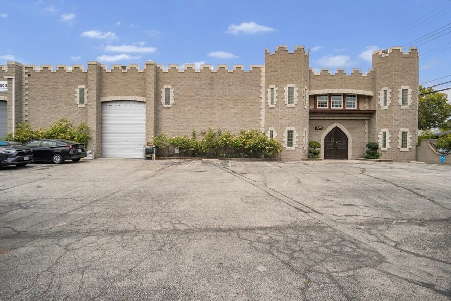 More Photos Of 3099 N Lima St, Burbank Flex For Lease