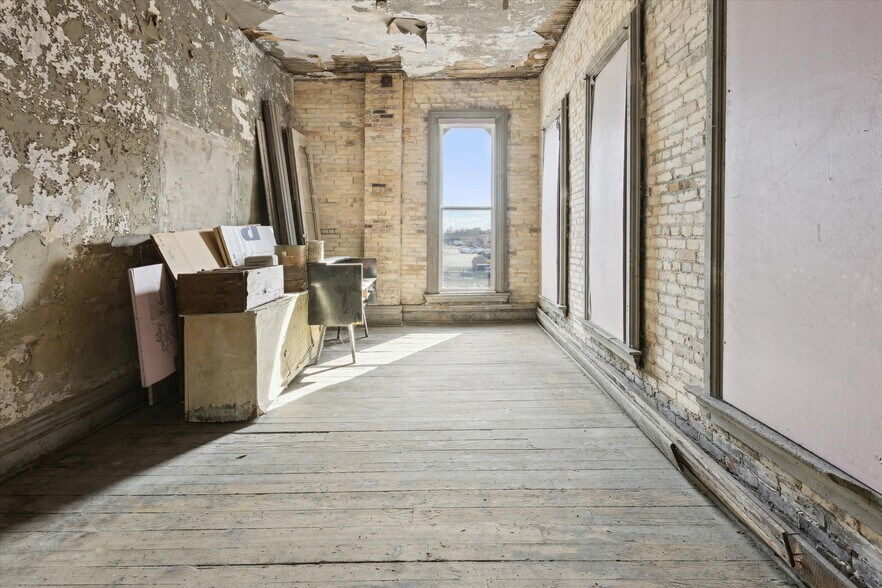 More Photos Of 1017 Washington Ave, Bay City Storefront Retail Residential For Sale