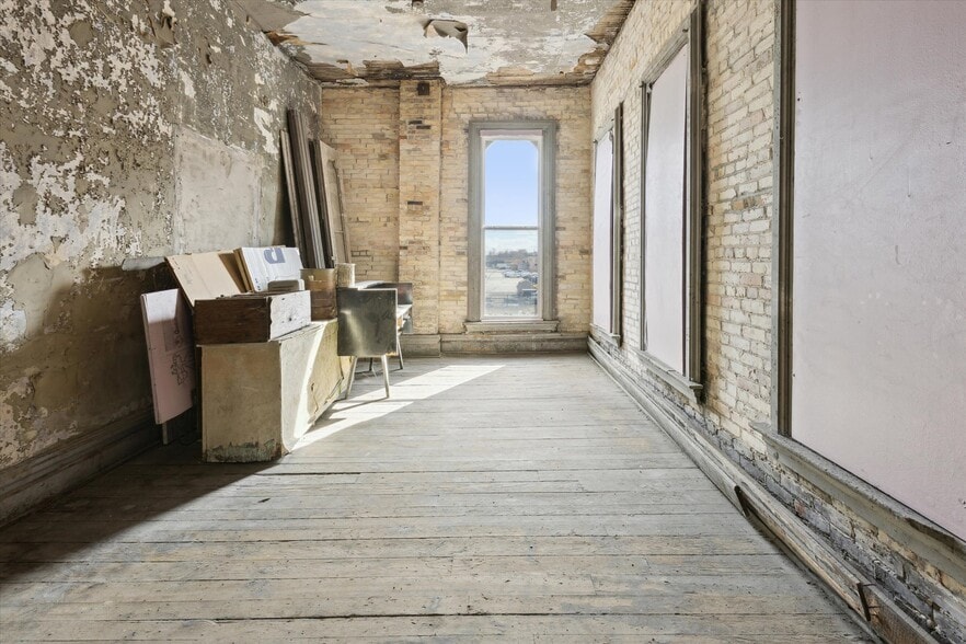 More Photos Of 1017 Washington Ave, Bay City Storefront Retail Residential For Sale