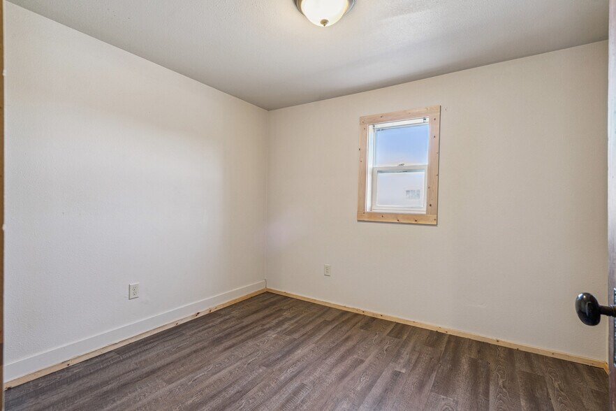More Photos Of 106 1st Ave NW, Waukon Flex For Sale