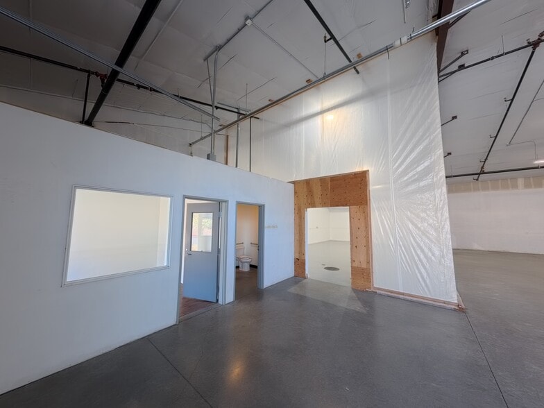 More Photos Of 2561 NE 4th St, Bend Warehouse For Lease