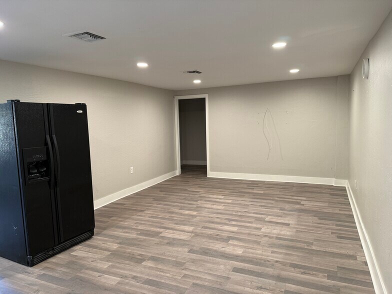 More Photos Of 10729 N 19th Ave, Phoenix Warehouse For Lease