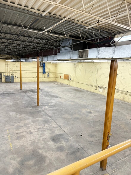 More Photos Of 375 Renner Dr, Elgin Warehouse For Lease