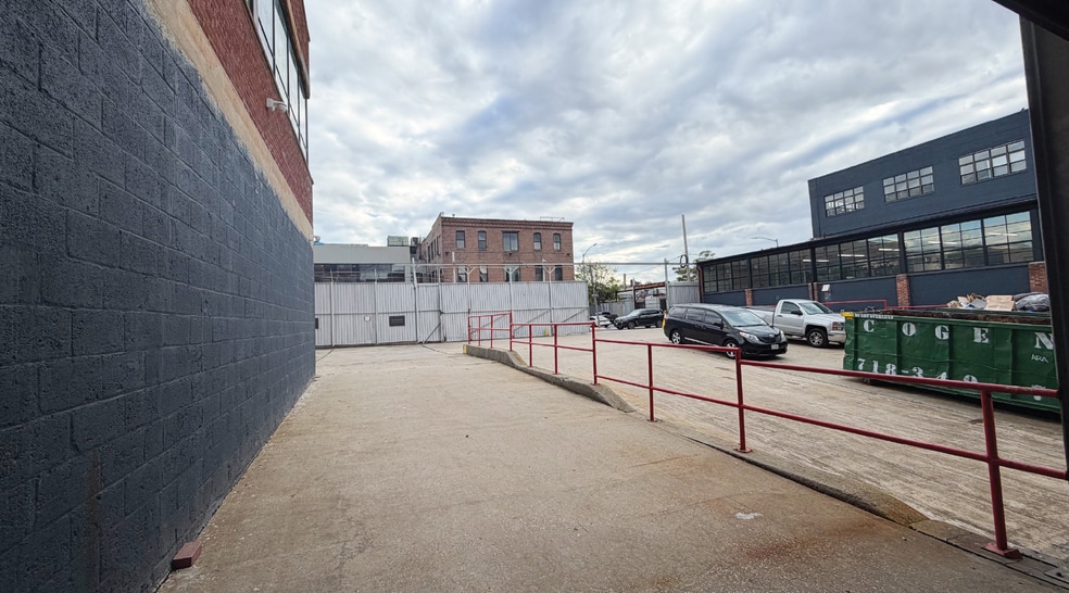 More Photos Of 276-197 Greenpoint Ave, Brooklyn Warehouse For Lease