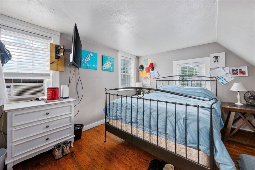 More Photos Of 37 School St, Hyannis Apartments For Sale