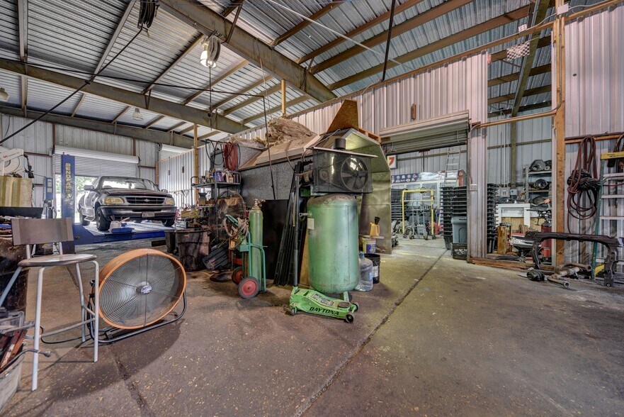 More Photos Of 307 E Alamo St, Brenham Auto Repair For Sale