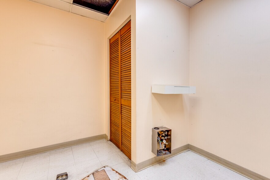 More Photos Of 6300 Forward Ave, Pittsburgh Storefront Retail Residential For Lease