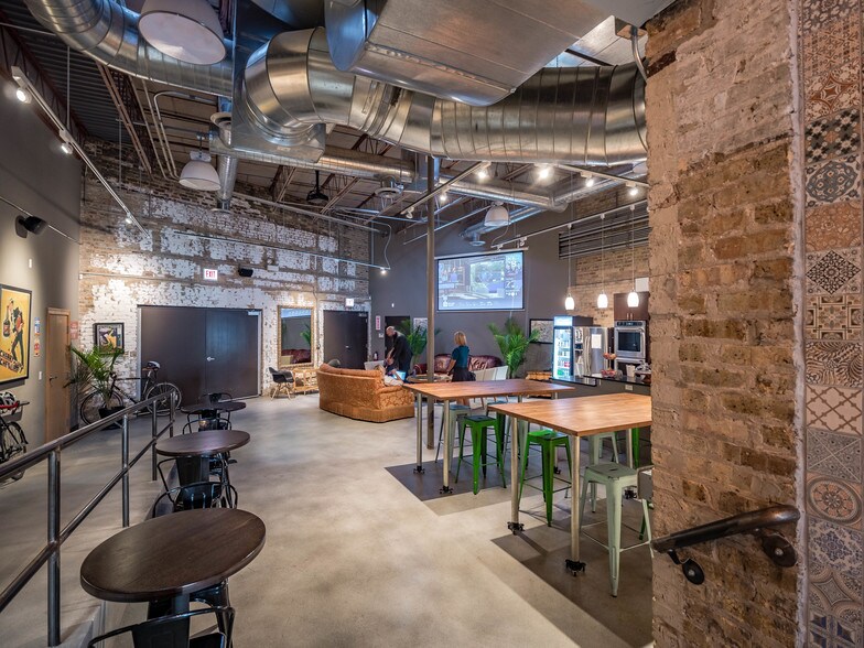 More Photos Of 3033-3035 N Clark St, Chicago Office For Sale