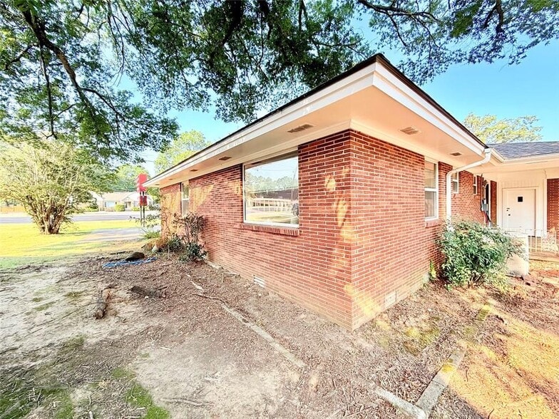 More Photos Of 2802 W Main St, Russellville Office For Sale