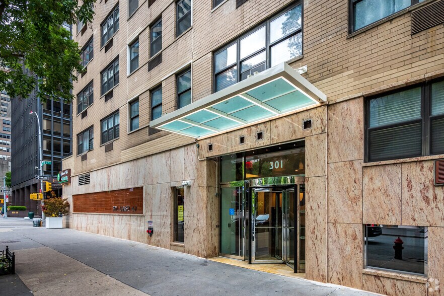 More Photos Of 301 E 47th St, New York Apartments For Lease