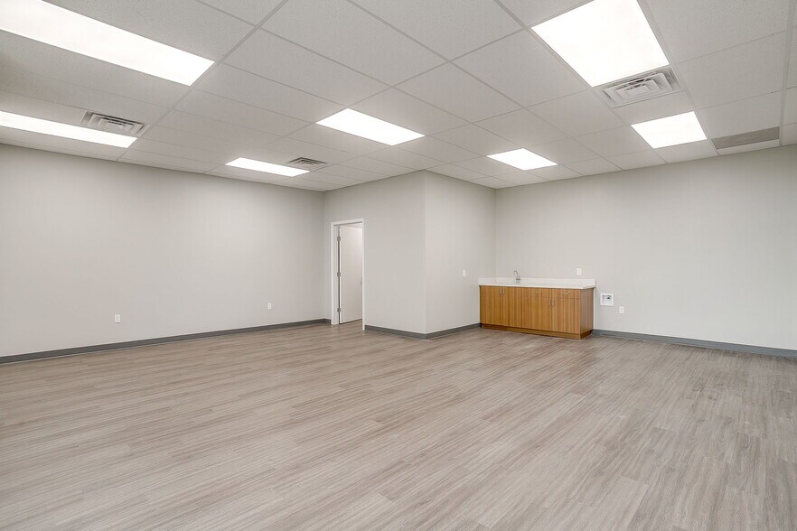 More Photos Of 3001-3003 Shamrock St, Fort Worth Light Distribution For Lease
