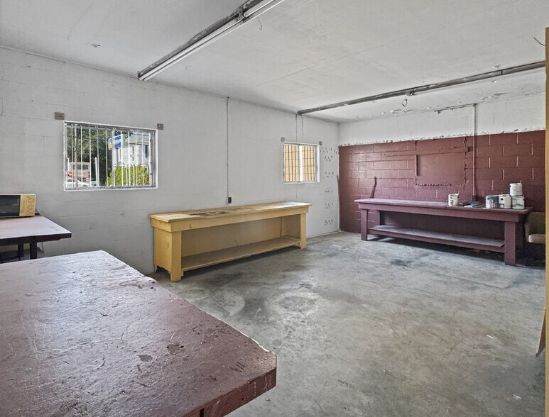 More Photos Of 129 E 5th St, Washington Showroom For Sale