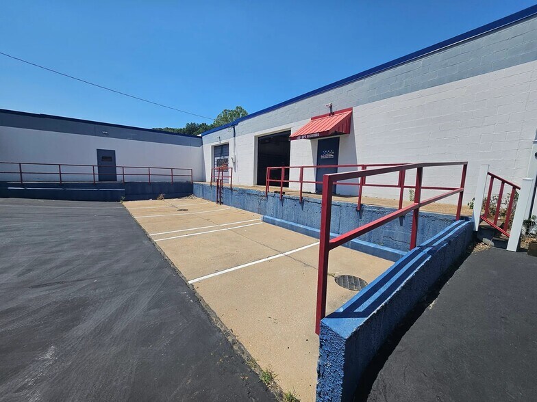 More Photos Of 1433 W Lark Industrial Dr, Fenton Warehouse For Sale