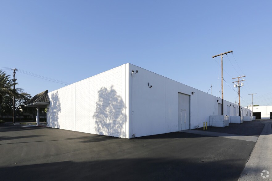 More Photos Of 301 W Dyer Rd, Santa Ana Manufacturing For Sale