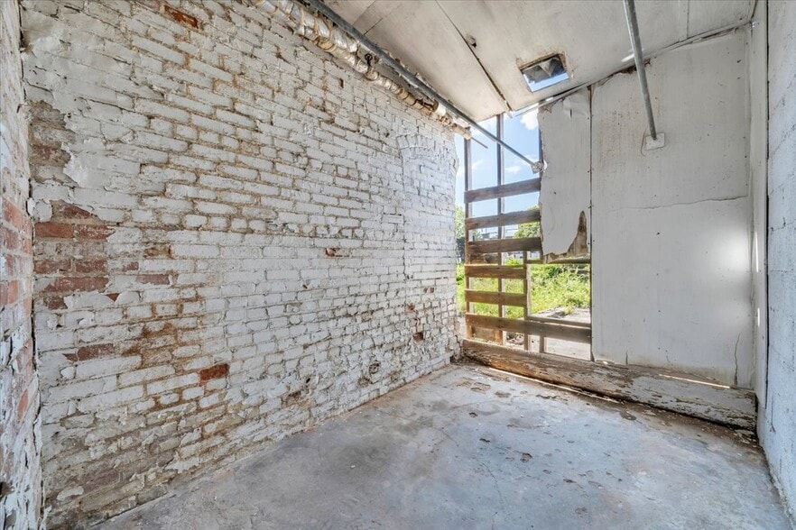 More Photos Of 231 S Colorado St, Salem Freestanding For Sale