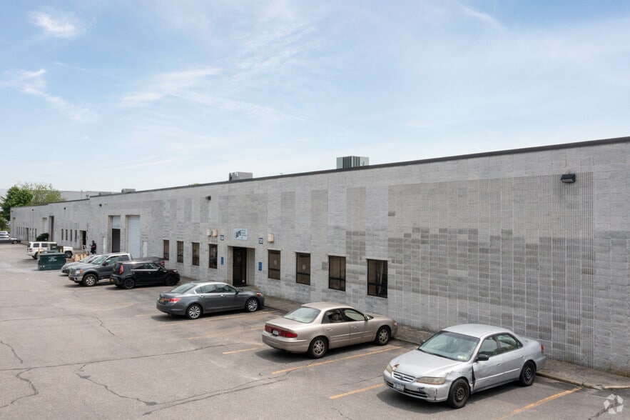 More Photos Of 100-136 Charlotte Ave, Hicksville Warehouse For Lease