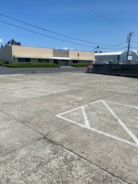 More Photos Of 104 Maxwell Ct, Santa Rosa Warehouse For Lease