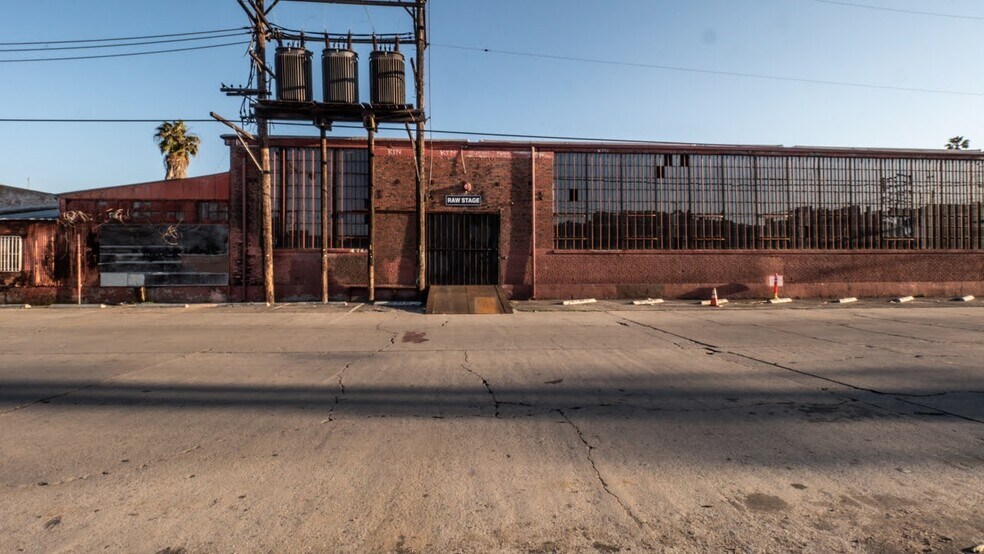 More Photos Of 6000 Avalon Blvd, Los Angeles Warehouse For Lease