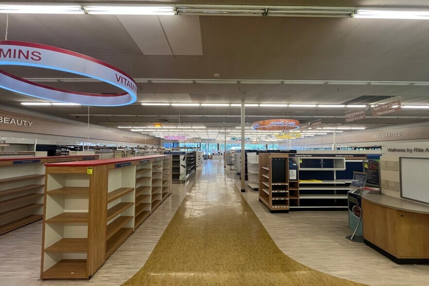 More Photos Of 846-900 Middle Country Rd, Middle Island, Middle Island Unknown For Lease