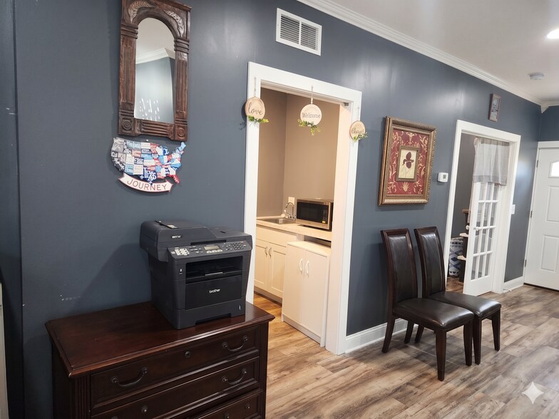 More Photos Of 308 E South St, Plano Office For Sale
