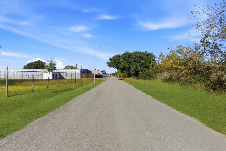 More Photos Of 13026 Rosecrest Dr, Houston Warehouse For Lease