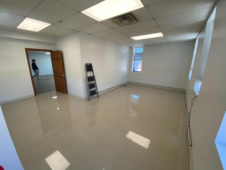 More Photos Of 22 Woodhull St, Brooklyn Showroom For Lease