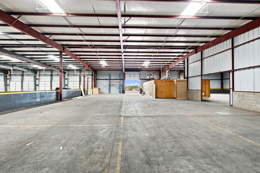 More Photos Of 14103 Transportation Ave, Laredo Distribution For Lease