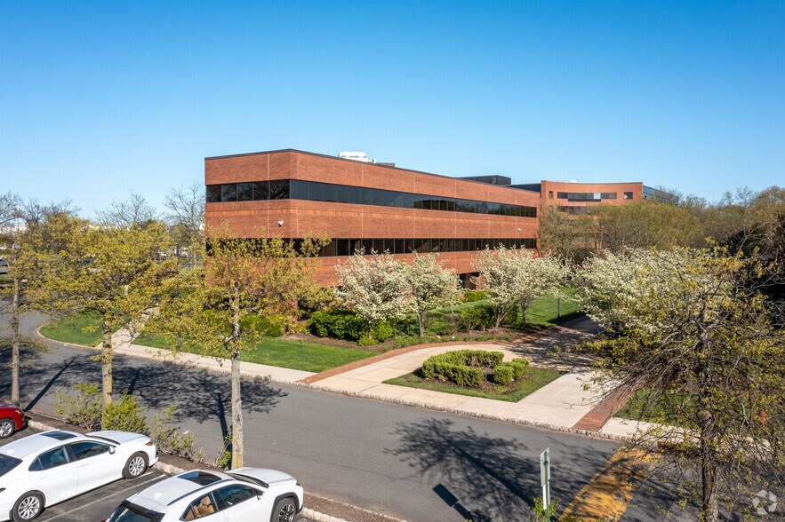 More Photos Of 2045 Lincoln Hwy, Edison Office For Lease