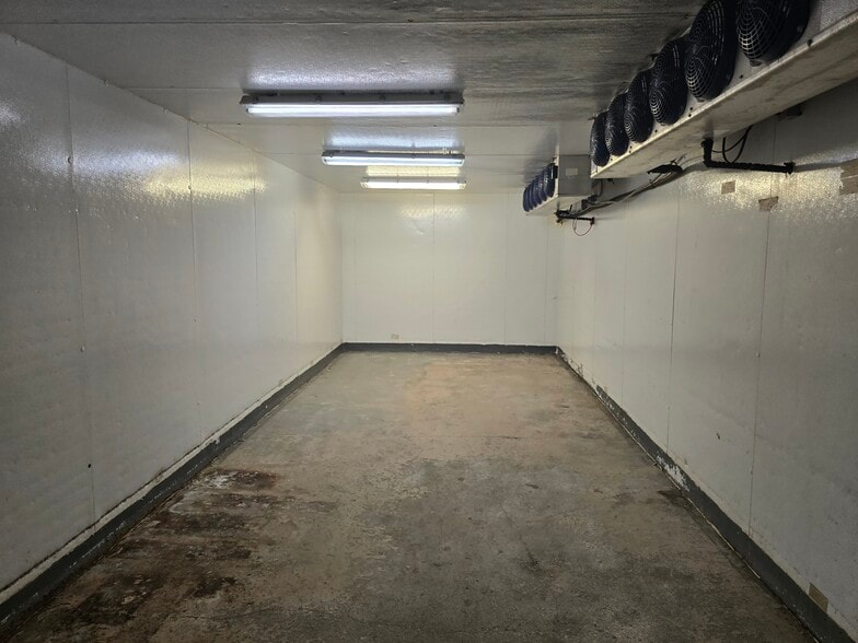 More Photos Of 2405 W Ardmore Ave, Chicago Industrial For Sale