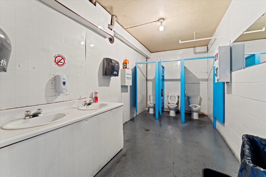 More Photos Of 1701 Shepherd, Windsor Manufacturing For Lease